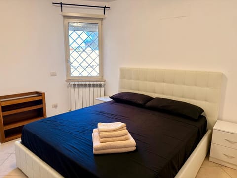 Bed, Bedroom, internet, towels