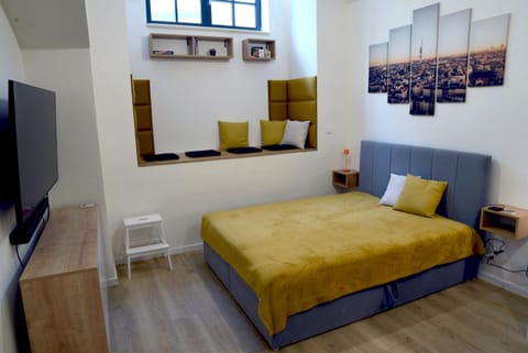 Bed, TV and multimedia, Seating area, Bedroom