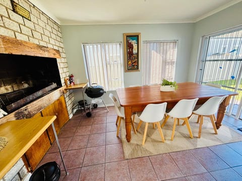 Dining area, fireplace