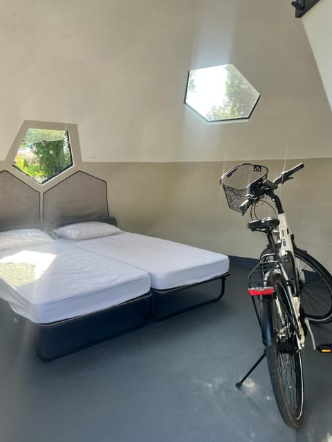 Bed, Photo of the whole room, Cycling