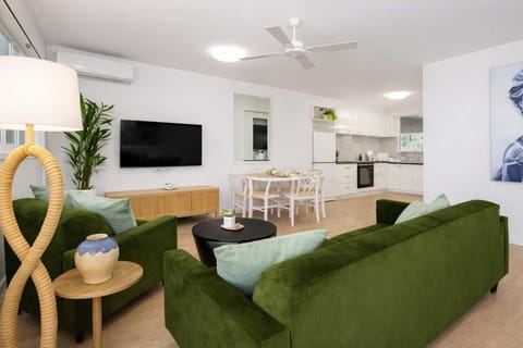 TV and multimedia, Living room, Seating area, Dining area, oven