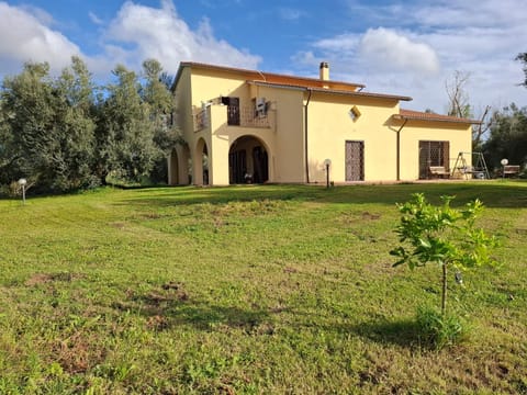 Property building, Spring, Day, Natural landscape, Garden, Garden view, Landmark view