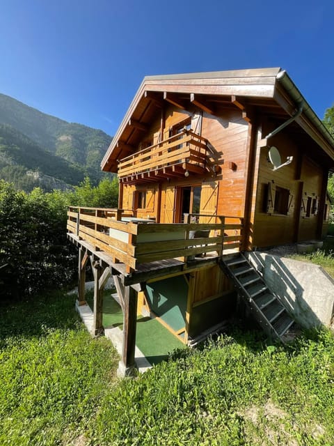 Property building, Day, Natural landscape, Garden, Garden view, Mountain view