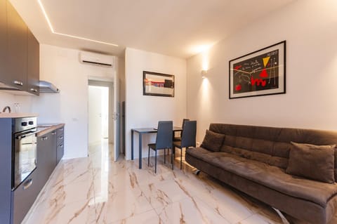 Kitchen or kitchenette, Seating area, Dining area