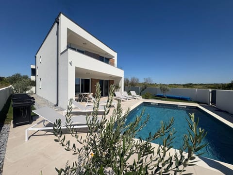 Property building, Swimming pool, sunbed