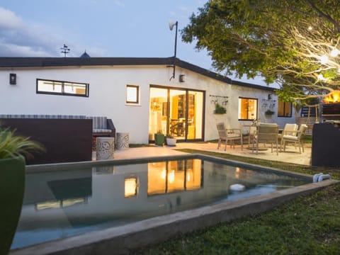 Property building, Garden, Swimming pool