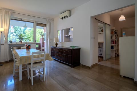 Living room, Seating area, Dining area, air conditioner
