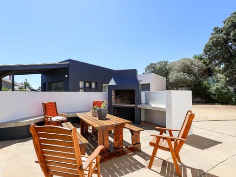 Property building, BBQ facilities, View (from property/room), Balcony/Terrace, Balcony/Terrace, Seating area, Dining area