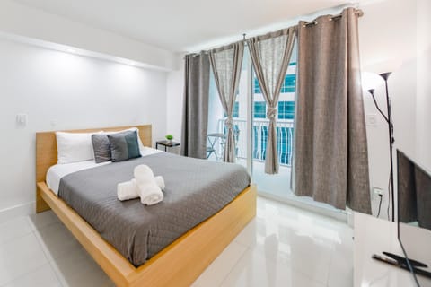 Bed, TV and multimedia, towels