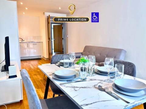 TV and multimedia, Kitchen or kitchenette, Dining area, City view