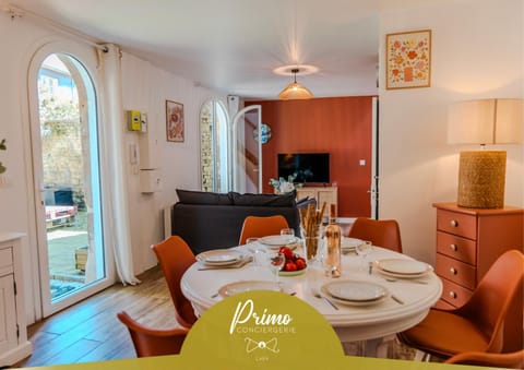 Seating area, Dining area