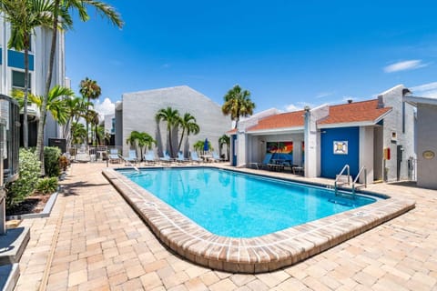 Pool view, Swimming pool, sunbed