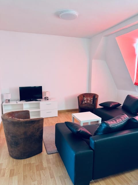 Communal lounge/ TV room, TV and multimedia, Seating area