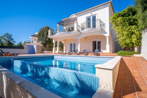 Property building, Patio, Day, Pool view, Swimming pool, sunbed