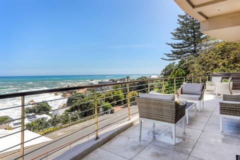 Bakoven Serenity - Pool, Ocean Views, 5 min walk to beach Apartment in Cape Town