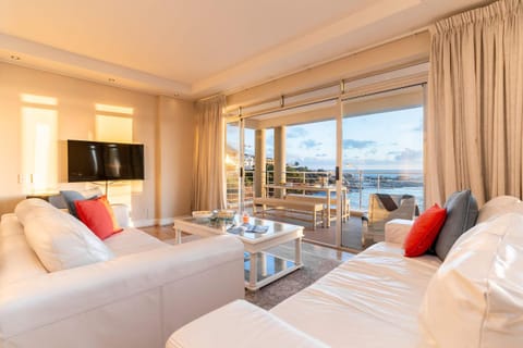 Sunset Azure Apt - Panoramic Views 2 min to beach Apartment in Camps Bay