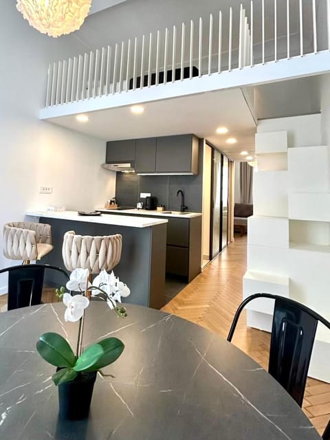 Kitchen or kitchenette, Living room, Seating area, Dining area