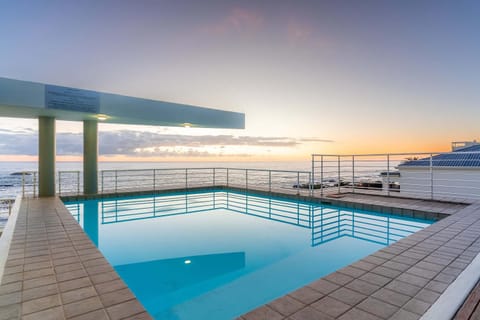 Sunset Azure Penthouse - Panoramic Views PVT Pool Apartment in Camps Bay