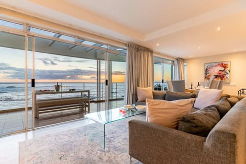 Sunset Azure Penthouse - Panoramic Views PVT Pool Apartment in Camps Bay