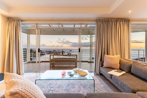 Sunset Azure Penthouse - Panoramic Views PVT Pool Apartment in Camps Bay