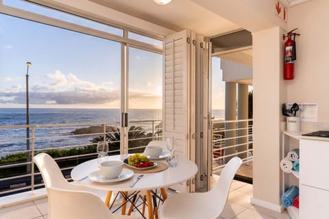 Sunset Azure Villa - Sea Views Sleeps 14 2 Pools Villa in Camps Bay