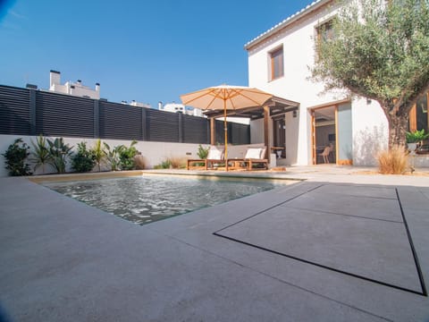 Property building, Patio, Garden, Garden view, Pool view, Swimming pool, sunbed