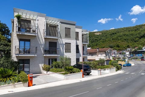 Property building, Day, Natural landscape, City view, Street view, Location