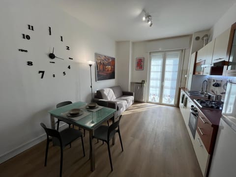 Kitchen or kitchenette, Living room, Seating area, Dining area, oven, pet friendly, stove