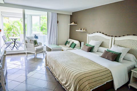 Bed, Living room, Photo of the whole room, Seating area, Bedroom