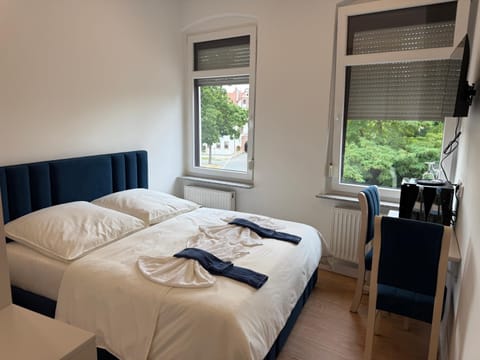 Bed, TV and multimedia, Photo of the whole room, Bedroom, towels