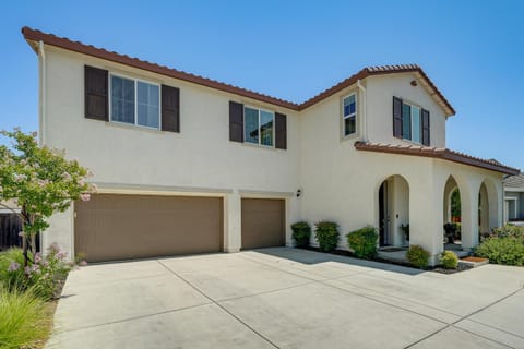 Patio and Outdoor Kitchen Manteca Family Home House in Manteca