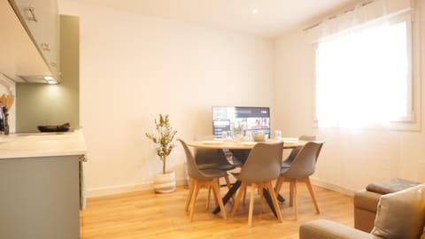 TV and multimedia, Kitchen or kitchenette, Living room, Seating area, Dining area