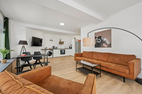 TV and multimedia, Kitchen or kitchenette, Living room, Seating area, Dining area