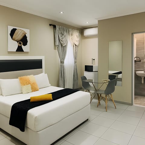 Shower, Bed, Seating area, Bedroom, air conditioner