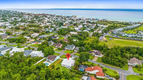 Property building, Day, Neighbourhood, Natural landscape, Bird's eye view, City view, Sea view, Street view, Location