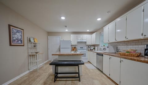 Kitchen or kitchenette, Dining area, Food, dishwasher, oven, stove