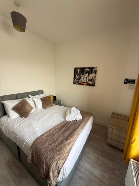 Bed, Bedroom, towels