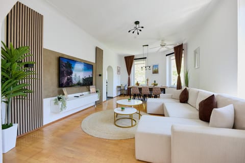 Communal lounge/ TV room, TV and multimedia, Living room, Seating area, Dining area