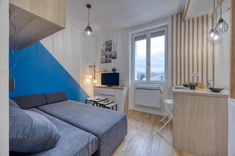 Bed, TV and multimedia, Kitchen or kitchenette, Living room, Photo of the whole room, Seating area, Bedroom