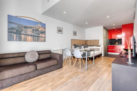 Communal lounge/ TV room, TV and multimedia, Kitchen or kitchenette, Living room, Seating area, Dining area, oven, pet friendly