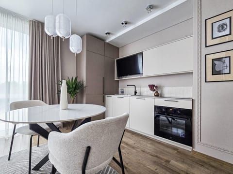 TV and multimedia, Kitchen or kitchenette, Seating area, Dining area, oven, stove