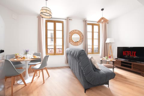 Communal lounge/ TV room, TV and multimedia, Living room, Seating area, Dining area