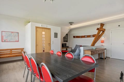 Kitchen or kitchenette, Seating area, Dining area