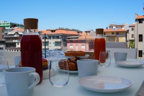 Property building, Coffee/tea facilities, Balcony/Terrace, Food and drinks, Food