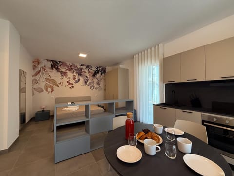 Kitchen or kitchenette, Dining area, stove