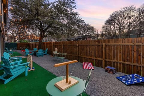 Fast Wifi Desks SoCo DT Zilker -Pet House in Austin