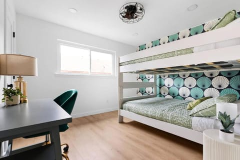 Fast Wifi Desks SoCo DT Zilker -Pet House in Austin