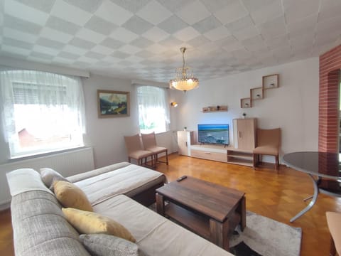 Communal lounge/ TV room, TV and multimedia, Living room, Seating area