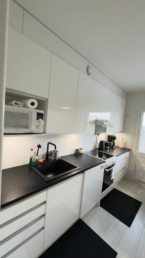 Coffee/tea facilities, Kitchen or kitchenette, stove