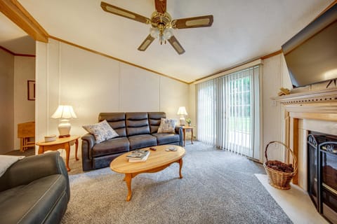 1 Mi to Lake Access Erie Home with Private Backyard House in Millcreek Township